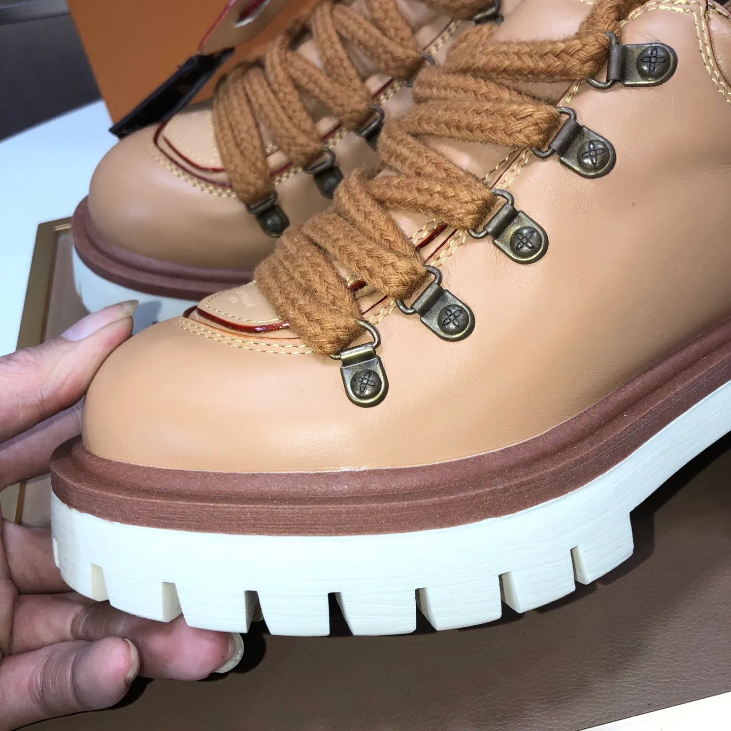 Men's shoes 💰660💰 LV Louis Vuitton 2025 autumn and winter new couple's new style, the original version is developed one to one, retro fashion, handsome and cool mountaineering derby shoes are out of stock 👍 💎 Material: imported first-layer cowhide 💎 Lining: imported lambskin 💎 Outsole: original molded TR non-slip sole 💎 Bottom height: 3.5cm 💎 Shoe size: 35-45 for both men and women